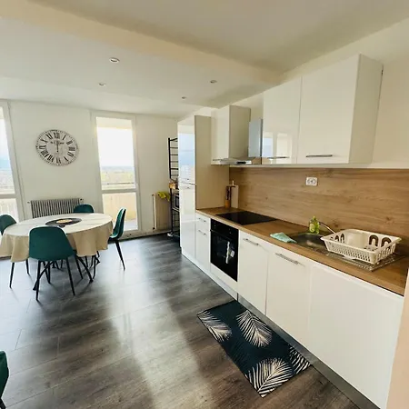 Superbe De 4 Chambres, Moderne Et Spacieux *